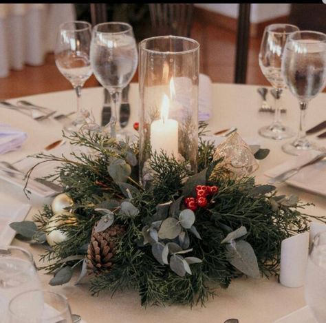 Simple Winter Centerpieces Wedding, Xmas Wedding Centerpieces, Pine Table Centerpiece, Pointsetta Wedding Centerpieces, Sweetheart Table Wedding Christmas, Christmas Wedding Round Table Decor, Winter Flower Centerpieces, February Wedding Centerpieces, Winter Sweetheart Table Wedding