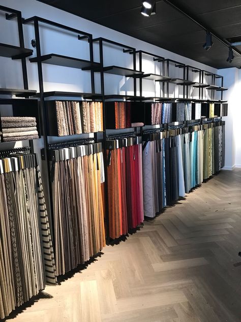 Fabric Shop Display, Interior Design Curtains, Fabric Store Design, Store Shelves Design, Stand Feria, Factory Interior, Showroom Decor, Curtain Store, Retail Store Interior Design