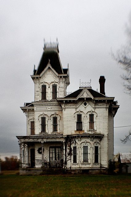 Oh my goodness I think it's the Adams family house! This is the only Victorian house that I have liked. Stare Dwory, Peisaj Urban, Old Abandoned Houses, Old Mansions, Abandoned House, This Old House, Abandoned Mansions, Haunted Places, Abandoned Buildings