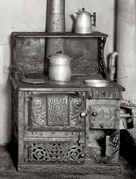 Beautiful 1917 Stove. Love The Details on This Beauty Modern Kitchen Stoves, Alter Herd, Antique Wood Stove, Wood Stove Cooking, Old Stove, Deco Champetre, Antique Stove, Vintage Stoves, Cast Iron Stove