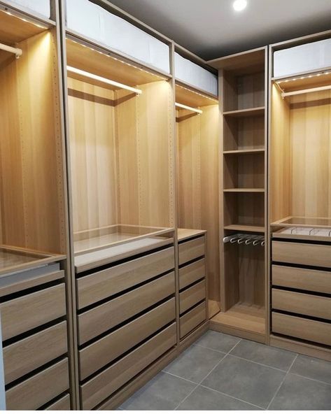 Walking Wardrobe Ideas, Walking Wardrobe, Wardrobe Interior, Dressing Room Closet, Dream Closet Design, Closet Design Layout, Walk In Closet Design, Luxury Closets Design, Closet Renovation