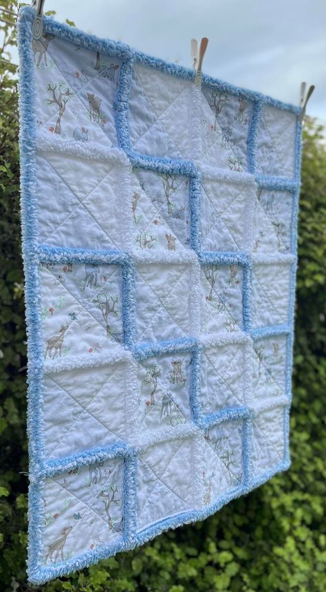 Baby Rag Quilts Easy How To Make, Purple Rag Quilt, Rag Quilts For Beginners, Quilt Binding Ideas, Rag Quilts Ideas, Raggy Quilts, Baby Gifts Diy, Rag Crafts, Strip Rag Quilts