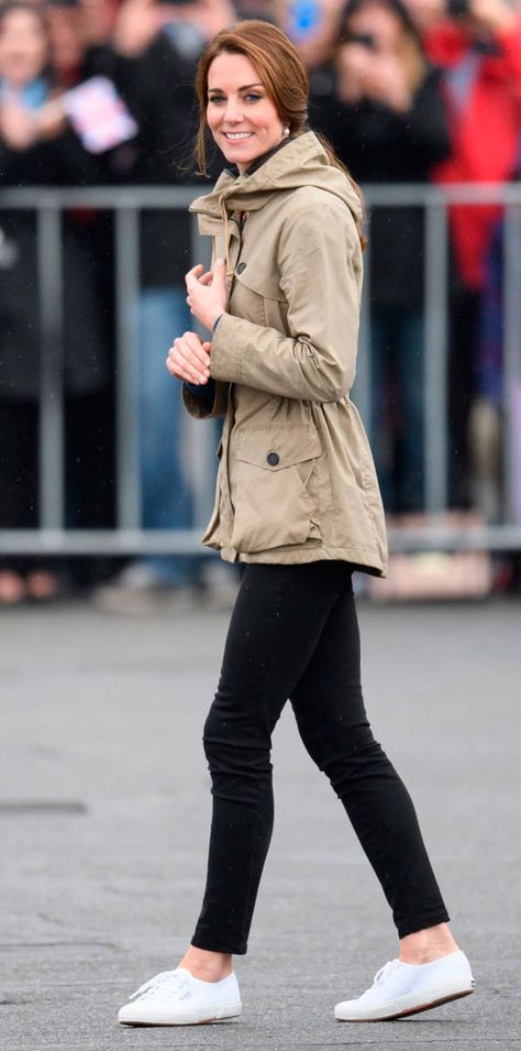 Calça preta e parka Casual Kate Middleton, Moda Kate Middleton, London Clothes, Dress And Sneakers Outfit, Looks Kate Middleton, Elisabeth Ii, Middleton Style, Winter Dress Outfits, Kate Middleton Style