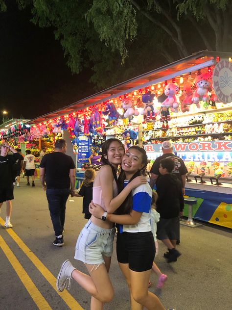 carnival, best friend pose ideas, best friend photoshoot, photoshoot poses, duo photoshoot, carnival games, amusement park, aesthetic summer vibes Friend Pose Ideas, Duo Photoshoot, Poses Duo, Amusement Park Aesthetic, Fair Pictures, Friend Group Pictures, Aesthetic Summer Vibes, Park Aesthetic, Carnival Girl