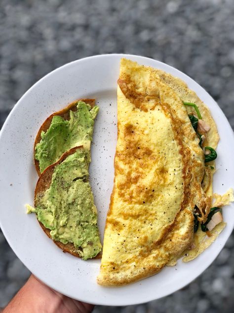 [homemade] omelette and avocado toast Omelette Aesthetic, Avocado Omelette, Turkey Avocado, Veggie Omelette, Omelette Recipe, Food Images, The Hub, Turkey Recipes, Avocado Toast