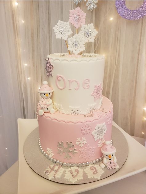 1st Birthday Cake Winter Onederland, Pink Winter Onederland Cake, Winter Wonderland First Birthday Cake, Winter Onederland Cake Ideas, Winter Smash Cake Girl, Winter Onederland Cake Girl, January 1st Birthday Girl, Winter One Derland First Birthday Girl, Winteroneder Land Theme Party Girl