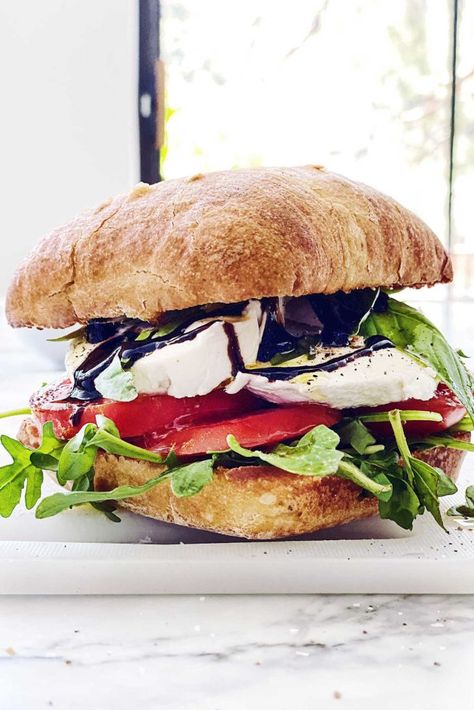 Caprese Sandwich Recipe, Grilled Vegetable Sandwich, Tomato Caprese, Mozzarella Sandwich, Caprese Recipes, Caprese Sandwich, Cold Sandwiches, Grape Salad, Caprese Chicken