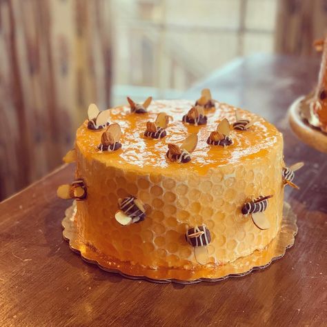 Agnes Devereux Catering’s Instagram profile post: “Our #honeybeecake is the belle of the ball right now! Everyone wants that last slice. Sadly not taking any further orders for whole cakes.…” Honey Wedding Cake, Honey Bee Cake, Rodjendanske Torte, Pikachu Cake, Bee Cake, Bee Cookies, Bee Cakes, Fresh Cake, Buttercream Cake Decorating