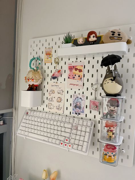 Pegboard decorations, room decor, aesthetic, anime, genshin, popmart Ikea Board Wall Ideas, Ikea Skadis Keyboard, Ikea Peg Board Accessories, Pegboard Design Ideas, Ikea Pinboard Ideas, Ikea Pegboard Gaming, Kpop Pegboard Aesthetic, Pegboard Decoration Ideas, Ikea Peg Board Ideas Aesthetic