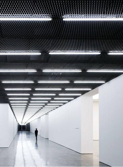 White Cube Gallery Bermondsey London by Casper Mueller Kneer White Cube Gallery, Architecture Today, Corridor Lighting, Plafond Design, Faux Plafond, Linear Lighting, Metal Ceiling, Light Architecture, The Ceiling