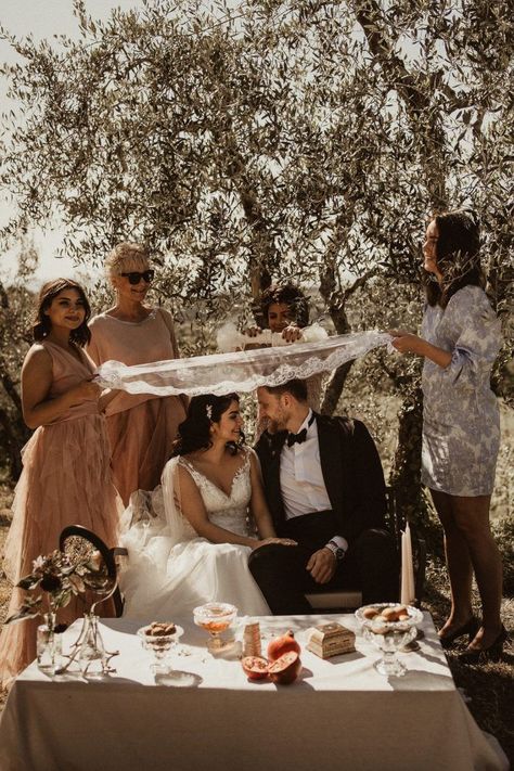 Traditional Persian wedding ceremony complete with ceremonial wedding table Sofre Aghd l Image by Alice Santella Persian Ceremony Wedding, Persian Wedding Traditions, Persian American Wedding, Persian Rug Wedding, Italian Vineyard Wedding, Ceremonial Wedding, Persian Weddings Sofreh Aghd, Ceremony Table, Italian Vineyard