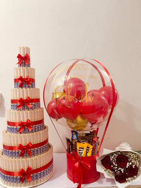 Hot air balloon and money tower Money Surprise Box Ideas, Money Tower Cake, Surprise Package Ideas, Surprise Balloon Box Ideas, Hot Air Balloon Gift Basket, Valentine Hot Air Balloon, Money Tower, Hot Air Balloon Gift, Box Bag Packaging