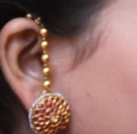 Gold Ear Chain Matilu Designs, Earchains Gold, Matilu Designs Gold, Matilu Designs, Beautiful Gold Pendants, Diamond Pendant Jewelry, Gold Pendent, Ear Cuff Jewelry, Gold Jhumka Earrings