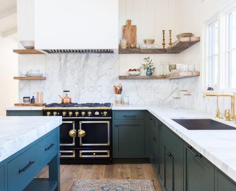 Amber Interiors of Los Angeles picked a one-piece Calcutta marble backsplash paired with dark cabinets for a kitchen in Ojai. #remodelista #remodel #kitchen #backsplash #marble #interiordesign Calcutta Marble Backsplash, Plain English Kitchen, Marble Backsplash Kitchen, Glam Kitchen, Indoor Outdoor Kitchen, Kabinet Dapur, Transitional Contemporary, London Kitchen, Marble Kitchen