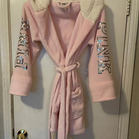 (Nwt) Vs Pink Plush Robe. Vs Pink Y2k, Girly Sayings, Vs Pink Outfit, Winter Robes, Terry Cloth Robe, Pink Tye Dye, Plush Robe, Vs Angels, Women's Robe