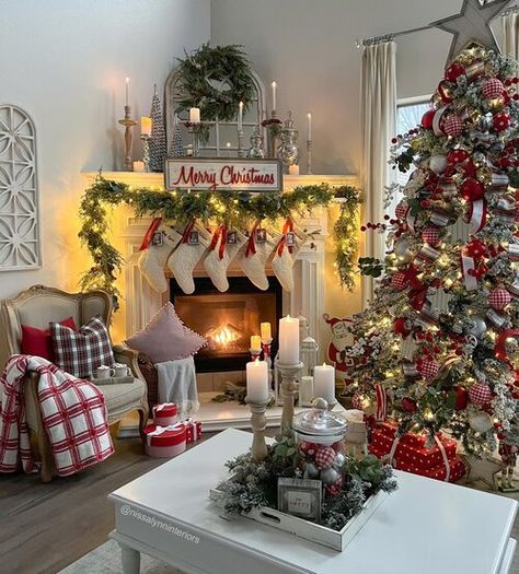 Natal Country, Cozy Christmas Decor, Christmas Decor Inspiration, Christmas Themes Decorations, Christmas Decorations Living Room, Christmas Living Rooms, Christmas Fireplace, Christmas Room, Christmas Mantels