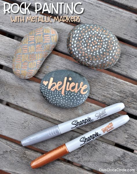 Easy Paint Rocks Ideas, Sharpie Rock Art, Painted Rocks With Words, Painted River Rocks Ideas, Metallic Marker Art, Painted Rocks Diy Easy, Decorating Rocks, Kindness Rocks Ideas, Things To Do With Rocks