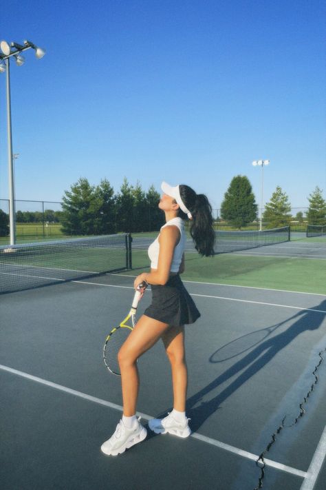 Tennis Pics Aesthetic, Lawn Tennis Outfit Women, Kylie Jenner Tennis, Tennis Court Poses, Tennis Photoshoot Ideas Instagram, Lawn Tennis Aesthetic, Look Beach Tennis, Beach Tennis Aesthetic, Tennis Poses Photo Ideas