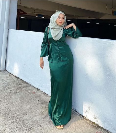 Baju Raya Emerald Green, Emerald Green Dress Hijab, Eid Outfits Ideas, Emerald Green Outfit, Bee Fashion, Satin Hijab, Hijab Wear, Dress Bridesmaids, Satin Fashion