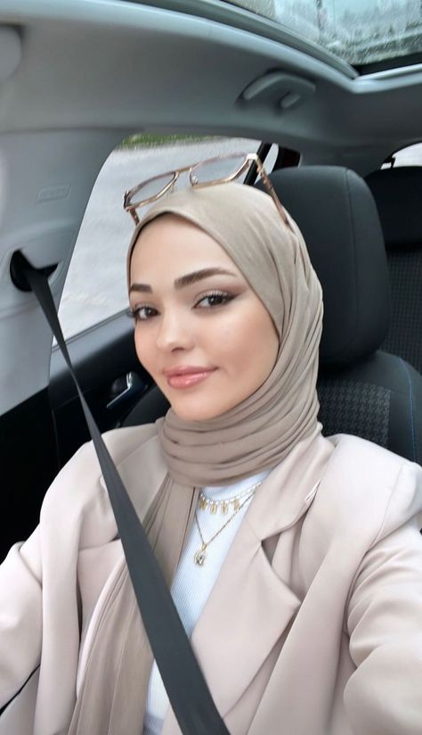 Hijabi Style Outfits, Women In Hijab, Turkish Hijab Style, Dresses Soirée, Warm Home Aesthetic, Turkish Hijab, Hijab Fashion Summer, Trench Beige