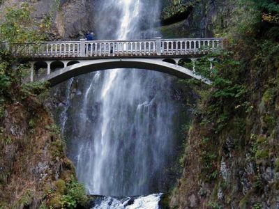 Multnomah Falls Hike - Hiking in Portland, Oregon and Washington Portland Hikes, Portland Bridges, Multnomah Falls Oregon, Oregon Hikes, Mountain Hike, Multnomah Falls, Fall Hiking, Mountain Hiking, Vacation Packages