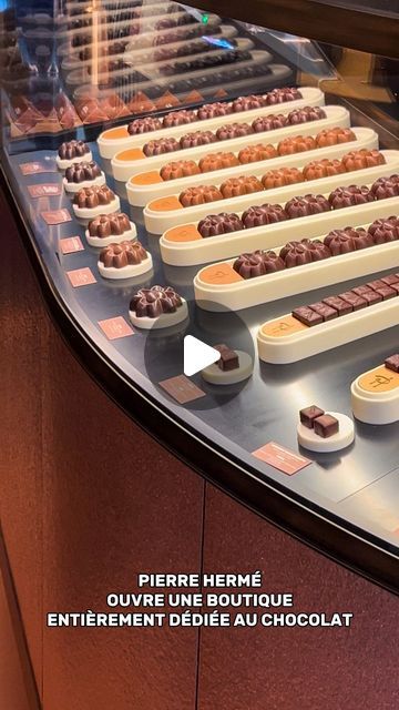 Julie Zwingelstein on Instagram: "Pierre Hermé et la chocolaterie 🍫  À deux pas de l’Opéra, @pierrehermeofficial inaugure « Infiniment Chocolat », une boutique entièrement dédiée au chocolat.  Ici, pas de pâtisserie ni de macaron, mais des créations chocolatées, dont de nombreuses sont proposées en exclusivité : bonbons signature, tablettes d’exception, barres régressives, sans oublier les fleurs de guimauve.   Formes, goûts, textures, rien n’a été laissé au hasard pour une expérience gourmande totale.   📍 Infiniment Chocolat 23, boulevard des Capucines 75002 Paris   Collaboration commerciale - invitation _ #pierreherme #pierrehermé #infinimentchocolat #chocolat #paris #75002 #sortiraparis #bonneadresseparis #parisjetaime #chocolatier #chocolatelover #quefaireaparis" Boulevard Des Capucines, Boutique Patisserie, Macarons, Boutique