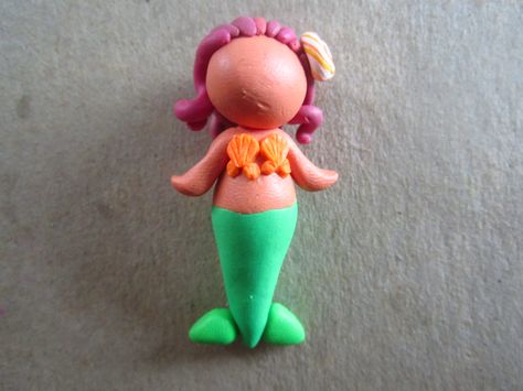 How To Make a Cute Polymer Clay Mermaid Polymer Clay Charm Ideas, Clay Charm Ideas, Mermaid Tutorial, Clay Mermaid, Polymer Clay Mermaid, Polymer Clay People, Clay Projects For Kids, Clay Turtle, Charm Ideas