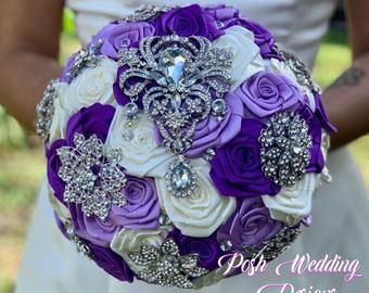 Wedding Decorations Purple, Lilac Quince, Purple Brooch Bouquet, Lavender And Beige, Royal Purple Wedding, Purple Graduation, Purple Brooch, Bouquet Lavender, Quinceanera Bouquet