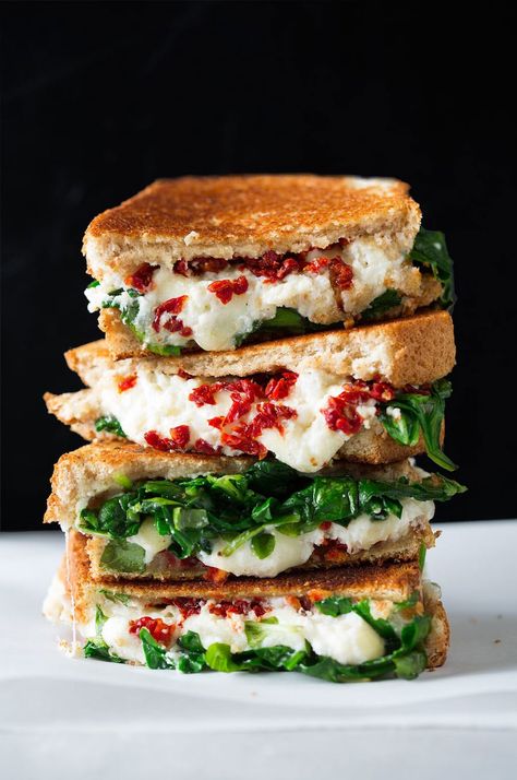 Sundried Tomato Grilled Cheese, Ricotta Cheese Sandwich, Sundried Tomato Spinach And Ricotta Grilled Cheese, Ricotta Sandwich Recipes, Grilled Cheese Tomato Sandwich, Sundried Tomato Sandwich, Ricotta Sandwich, Ricotta Grilled Cheese, Raclette Originale