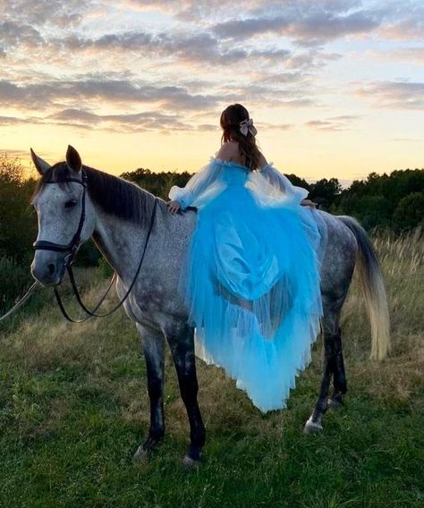 Princess Horse Photoshoot, Quinceañera Photoshoot Ideas With Horses, 15 Photoshoot Ideas With Horse, Quince Pics With Horses, Quince Photoshoot With Horse, Horse Photoshoot Ideas Dress, Quinceanera Horse Pictures, Quince Horse Photoshoot, Book De Fotos 15 Ideas