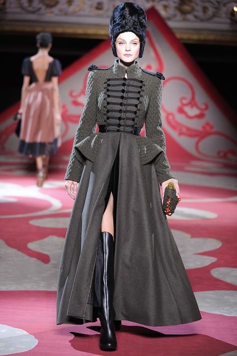 Ulyana Sergeenko Fall Couture 2012 Mode Russe, Couture Coats, Military Inspired Fashion, Fall Couture, Military Style Coats, Fall Fashion Coats, Ulyana Sergeenko, Mode Chic, Russian Fashion