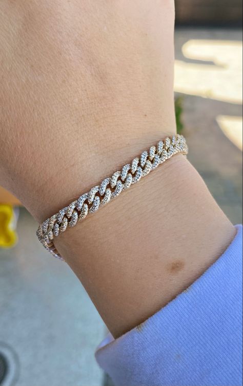 Tennis diamond bracelet on a wrist Tennis Bracelet Diamond Tiffany, Collares Aesthetic, Bracelet Aesthetic, Silver Bracelet Designs, Cuban Bracelet, Cuban Link Bracelet, Bracelet Diamond, Bracelet Design, Tennis Bracelet Diamond