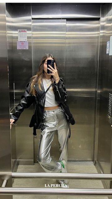 Styling Metallic Pants, Outfits With Metallic Pants, Metallic Pant Outfit, Argentina Winter Outfit, Chrome Pants Outfit, Metallic Party Outfit, Metallic Outfit Ideas Party, Silver Pants Outfit Night, Silver Metallic Pants Outfit