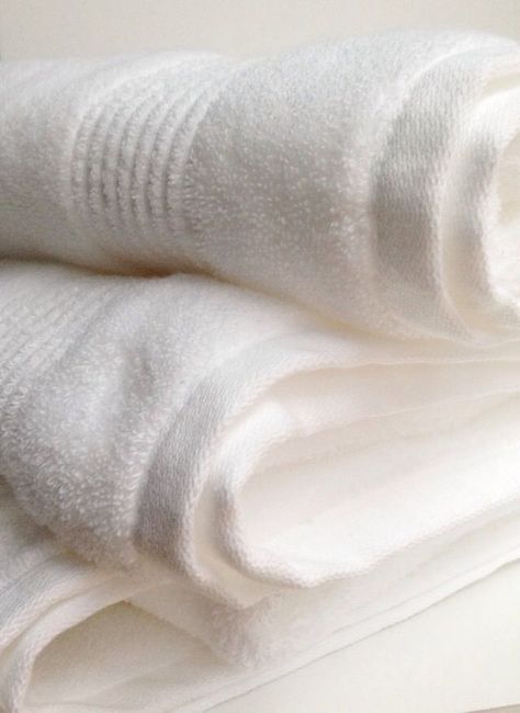 How to Get the Bad Smell out of your Towels. It's SO EASY and you probably already have all you need! Life Hacks 1000, Clean With Baking Soda, Fresh Towels, Laundry Help, Smelly Towels, Organized Laundry, Towels Smell, Laundry Tips And Tricks, Remove Oil Stains