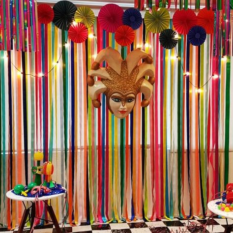 40 ideias de decoração de Carnaval para se jogar na folia – Tua Casa Carnival Theme Crafts, Carnaval Diy, Theme Carnaval, Carnival Fashion, Carnival Decorations, Disco Party Decorations, Event Design Inspiration, Diy Birthday Decorations, Carnival Themes