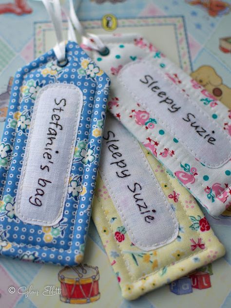 Gee's Projects: How to print on fabric using your ink printer Fabric Labels Make Your Own, Fabric Tags Ideas, How To Print On Fabric, Sewing Keychains, Quilting Labels, Selvage Projects, Quilt Tags, Freebies Ideas, Diy Magnets