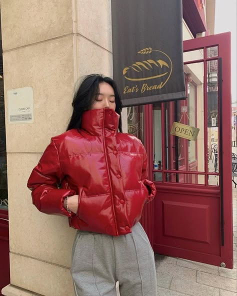 Red Jacket Outfit, Fall Winter Makeup, Comfy Minimalist, Formal Streetwear, Grunge Tops, Red Puffer Jacket, Red Puffer, Metallic Leggings, Puff Jacket