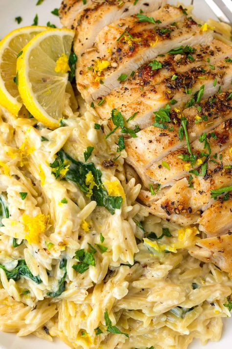 Lemon Chicken Orzo! This creamy one pot lemon chicken orzo is perfect for weeknights, and an amazing comfort food recipe. The orzo is tender, and it's tossed with fresh lemon and spinach. Lemon Orzo Pasta With Chicken, One Pan Lemon Chicken And Orzo, Lemon Orzo With Chicken, Lemon Pepper Chicken With Orzo, Orzo Chicken Thigh Recipes, Chicken Orzo Spinach Recipes, Chicken And Orzo Recipes Healthy, Sides For Lemon Chicken, Lemon Chicken Orzo Crockpot Recipes