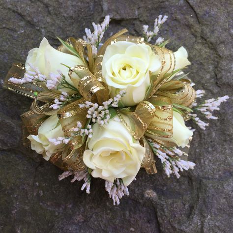 White with gold wrist corsage Diy Wrist Corsage, 1960s Glamour, Gold Corsage, Saloon Decor, Homecoming Flowers, Wrist Corsage Prom, Homecoming Corsage, Hoco Ideas, White Gold Dress