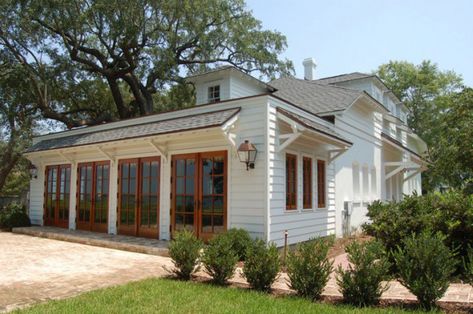 Lowndes Grove | Charleston, South Carolina, United States - Venue Report Screened Porch Designs, Farmhouse Exterior Design, Porch Makeover, Haus Am See, Lots Of Windows, Farmhouse Porch, Casa Exterior, Modern Farmhouse Exterior, Contemporary Farmhouse