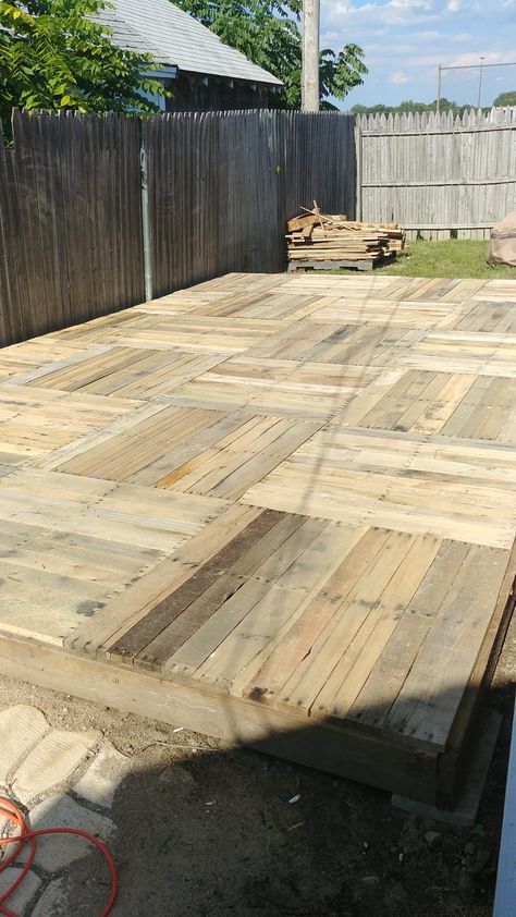 Pallet deck Pallet Patio Decks, Pallet Deck, Diy Backyard Patio, Pallet Patio, Pallet Outdoor, Decks Backyard, Deck Decorating Ideas, Backyard Diy Projects, Diy Deck