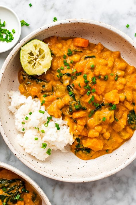 This hearty sweet potato curry is easy to make and packed with plant protein from chickpeas and a nutty garlicky flavor from peanut butter and loads of veggies! This is the easy vegan comfort dinner recipe to keep you warm all winter long! Peanut Butter Sweet Potato, Curry With Chickpeas, Sweet Potato Chickpea Curry, Sweet Potato Peanut Butter, Peanut Butter Curry, Peanut Curry, Comfort Dinner, Breakfast Bread Recipes, Sweet Potato Curry