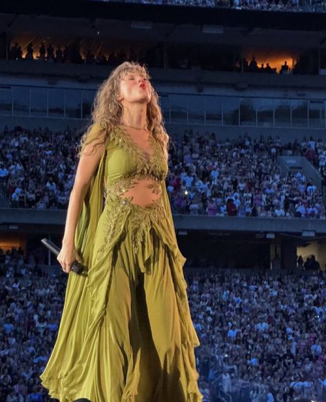 Folklore Dress, Taylor Swift Folklore, Photos Of Taylor Swift, Taylor Outfits, Taylor Swift Speak Now, Taylor Swift Fearless, Taylor Swift Cute, Taylor Swift The Eras Tour, Taylor Swift Red