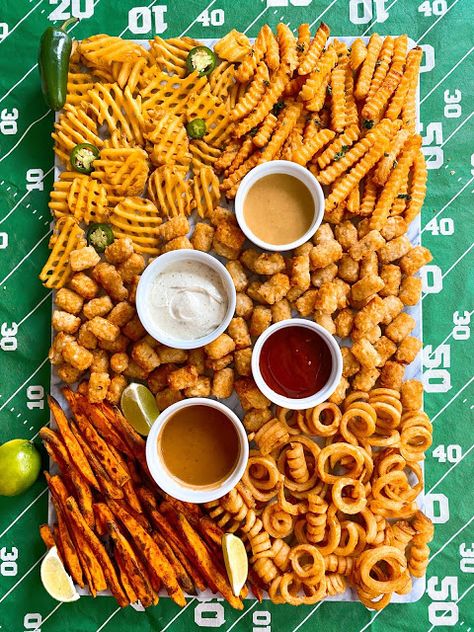 Super Bowl Platters, Super Bowl Hosting, Classy Super Bowl Party, Super Bowl Party Aesthetic, Mac And Cheese Charcuterie Board, Picky Bits Platter, Super Bowl Party Food Snacks, Superbowl Aesthetic, Superbowl Party Decorations Diy