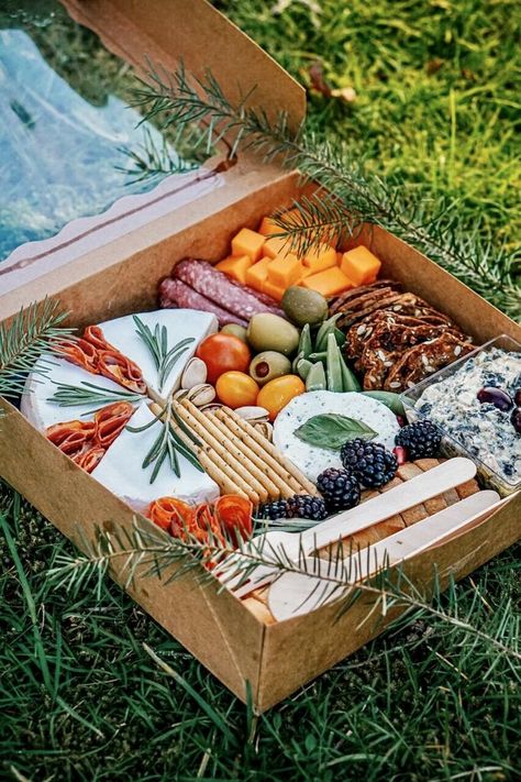 Picknick Snacks, Plateau Charcuterie, Food Picnic, Charcuterie Gifts, Graze Box, Picnic Box, Picnic Inspiration, Charcuterie Inspiration, Charcuterie Platter