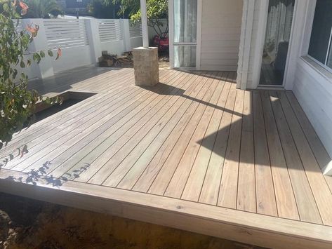 Timber Decking Ideas Outdoor, Blackbutt Decking, Wood Retaining Wall, Rendered Houses, Outdoor Decks, Timber Deck, London House, Wood Deck, Pool Decks