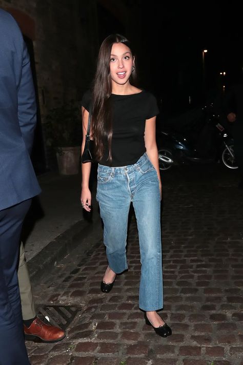 Long, brunette loose wavy hair inspiration | Photo via Getty Images Olivia Rodrigo Street Style 2023, Celeb Style 2023, Outfit Trabajo, Celebrity Casual Outfits, 2024 Outfits, Oufits Casual, Style Evolution, London Outfit, Press Tour