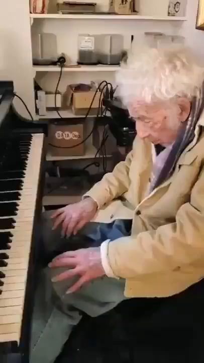 94yr Old Philip Springer Plays Moonlight Sonata... - 9GAG Moonlight Sonata Piano, Piano Video, Bon Film, Ludwig Van Beethoven, Moonlight Sonata, Piano Songs, Wow Video, Singing Videos, Cool Music Videos