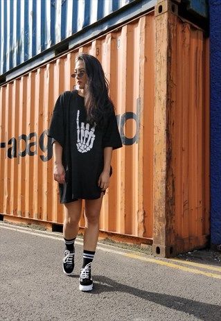 Rock And Roll Logo, Big Shirt Outfits, Rock And Roll Skeleton, Roll Logo, Bruh Girl, Relaxed Outfits, Outfit Oversize, Edc Outfits, Look Festival