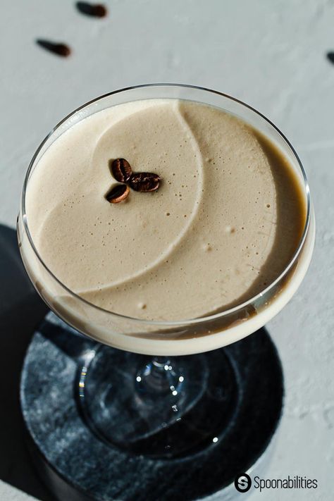 Coffee Liquor, Espresso Martini Recipe, Easy Cocktail, Martini Recipe, Espresso Beans, Boozy Drinks, Martini Recipes, Super Secret, Cocktail Drinks Recipes